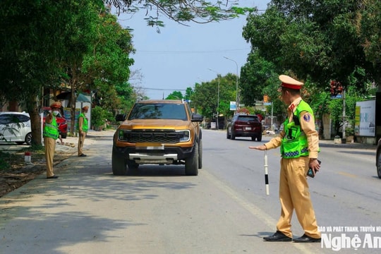 Dương tính với ma túy, không có giấy phép lái xe, nam tài xế ở Nghệ An bị phạt nặng