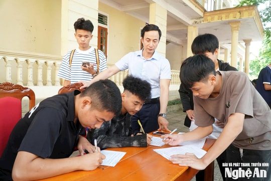 'Loay hoay' chọn tổ hợp khối, trường học 'gỡ khó' cho phụ huynh, học sinh lớp 10