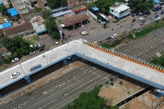 Khúc cua 90 độ khiến nhiều người đi đường khó hiểu