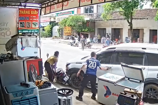 Anh thợ điện lạnh nhanh trí phá cửa cứu tài xế nghi đột quỵ