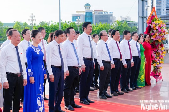 Đoàn đại biểu HĐND tỉnh Nghệ An dâng hoa tưởng niệm Chủ tịch Hồ Chí Minh