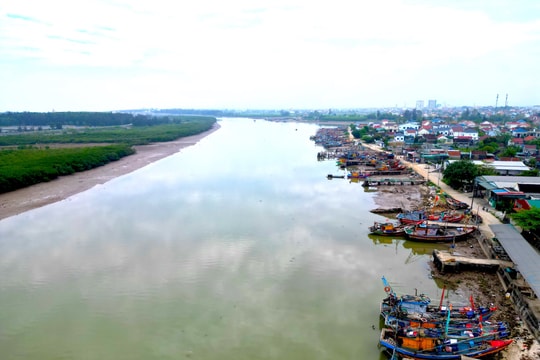 Tàu thuyền ở Nghệ An gặp khó khăn vì tình trạng bồi lắng ở các cảng cá, ngư dân phải đậu tàu lớn ngoài biển, thuê thuyền nhỏ chuyển hải sản vào bờ