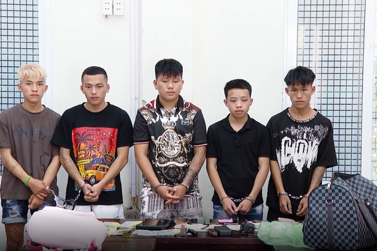 Bắt giữ nhóm thanh niên đập vỡ kính hàng loạt ô tô trộm cắp tài sản