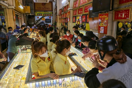 Giá vàng chiều nay 9/7/2025: Giá vàng trong nước giảm chậm hơn so với giá vàng quốc tế