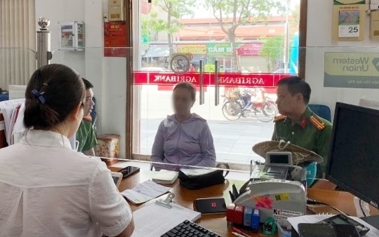 Giao dịch viên ngân hàng kịp thời ngăn chặn vụ lừa đảo, bảo vệ tài sản cho cụ bà