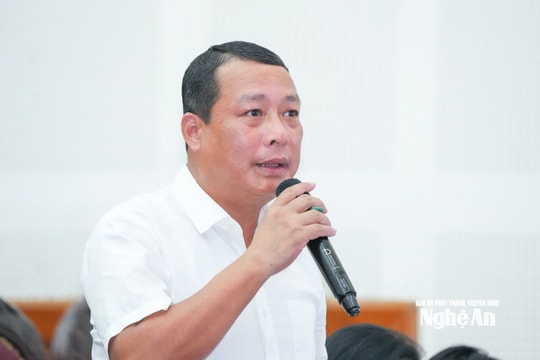 Ông Phạm Hồng Quang - Giám đốc Sở Xây dựng Nghệ An trả lời cử tri về việc tháo gỡ vướng mắc cho hoạt động xe điện 4 bánh trên địa bàn Cửa Lò