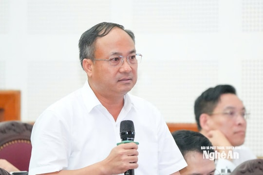 Ông Nguyễn Viết Hưng - Giám đốc Sở Nội vụ trả lời ý kiến cử tri về sắp xếp, bố trí cán bộ và cán bộ bán chuyên trách