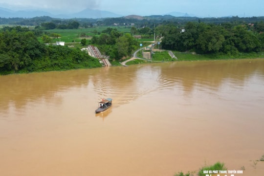 'Đi quen rồi, mặc áo phao vướng lắm': Người dân Nghệ An phớt lờ nguy hiểm, đi đò không áo phao mùa lũ