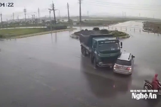 Bất ngờ dừng giữa đường, xe 7 chỗ bị xe tải tông mạnh gần Khu công nghiệp VSIP