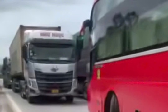 Xe khách vượt ẩu, lấn làn đối đầu xe ngược chiều khiến cộng đồng mạng dậy sóng