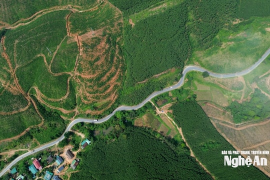 Chỉ dài 2km nhưng quanh co hiểm trở, đây là con dốc trên Quốc lộ 48 khiến mọi xe giường nằm đều phải 'chào thua'