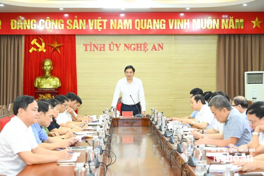 Đồng chí Hoàng Nghĩa Hiếu làm việc với các cơ quan chuyên trách tham mưu, giúp việc Tỉnh uỷ Nghệ An