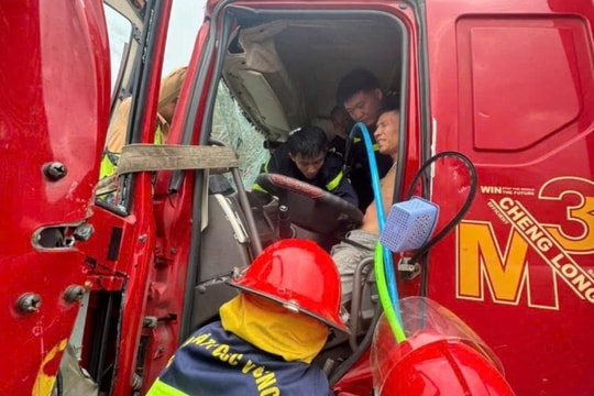 Giải cứu tài xế mắc kẹt trong ca bin sau va chạm giao thông trên cao tốc Diễn Châu - Bãi Vọt