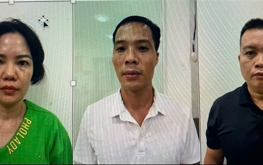 Tạm giữ hình sự nhóm 'cò mồi' tại cổng Bệnh viện Phụ sản Trung ương