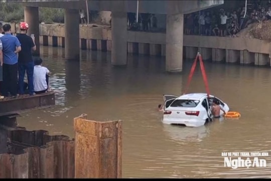 Nghệ An: Nạn nhân cuối cùng trong vụ xe ô tô lao xuống sông đã được tìm thấy