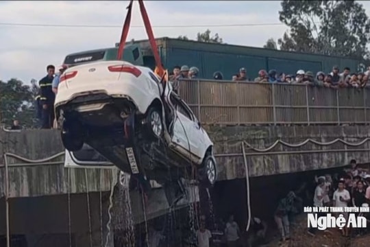 Va chạm với xe máy, ô tô con tông sập lan can cầu lao xuống sông
