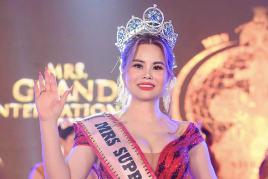 Trình diễn 'Cô đôi thượng ngàn', nữ tiến sĩ đăng quang hoa hậu quý bà