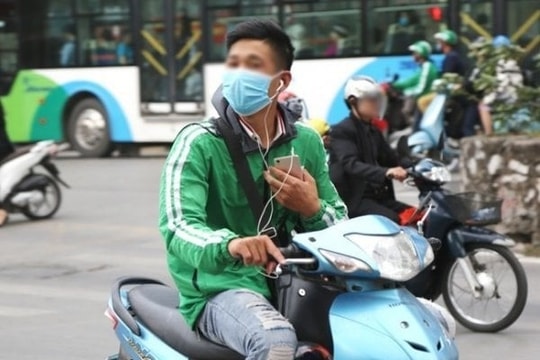 Vì sao đeo tai nghe khi lái xe: Xe máy bị phạt nặng, ô tô được phép