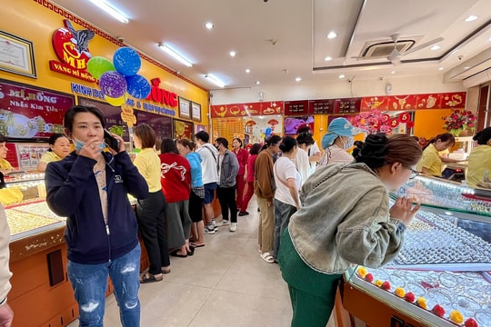 Giá vàng hôm nay 15/7/2025: Giá vàng trong nước và vàng thế giới rơi khỏi mức cao nhất 3 tuần qua