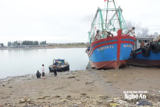 Ngư dân 20 tuổi tử vong sau sự cố rơi khỏi tàu cá tại Nghệ An