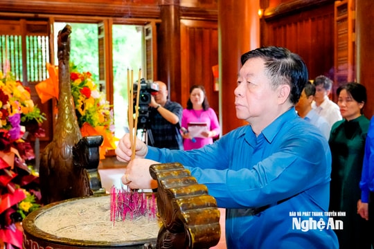 Đồng chí Nguyễn Trọng Nghĩa dâng hương tưởng niệm Chủ tịch Hồ Chí Minh và các Anh hùng liệt sĩ