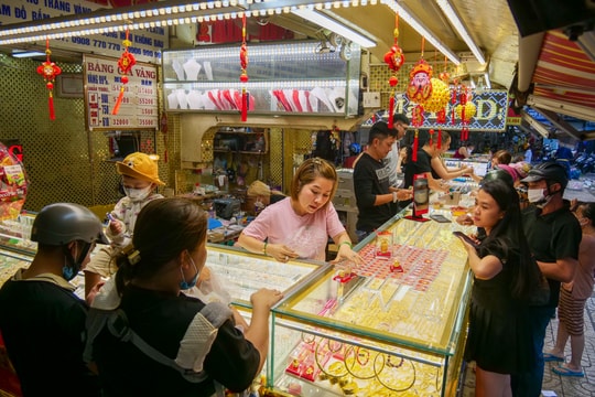 Giá vàng chiều nay 15/7/2025: Giá vàng trong nước và thế giới bất ngờ giảm sâu sau khi tăng mạnh đêm qua