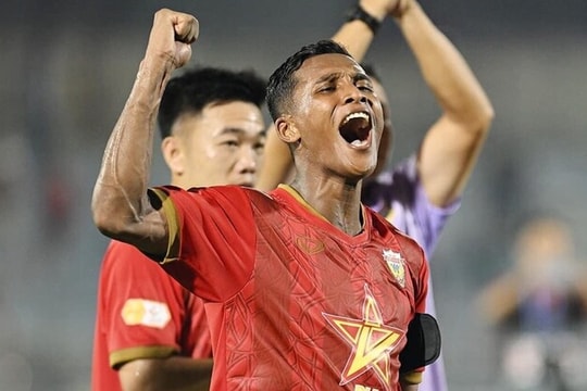 Trung vệ Việt kiều gốc Pháp gia nhập CLB Công an Hà Nội; Lương Xuân Trường nhận lót tay cực lớn ở Bình Phước