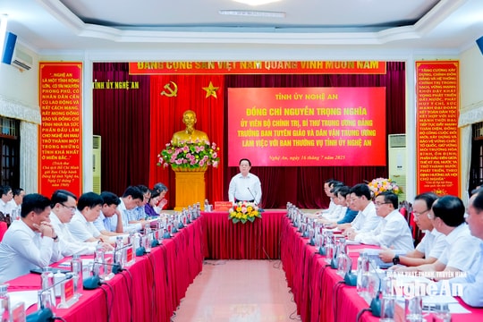 Trưởng ban Tuyên giáo và Dân vận Trung ương Nguyễn Trọng Nghĩa làm việc với Ban Thường vụ Tỉnh ủy Nghệ An