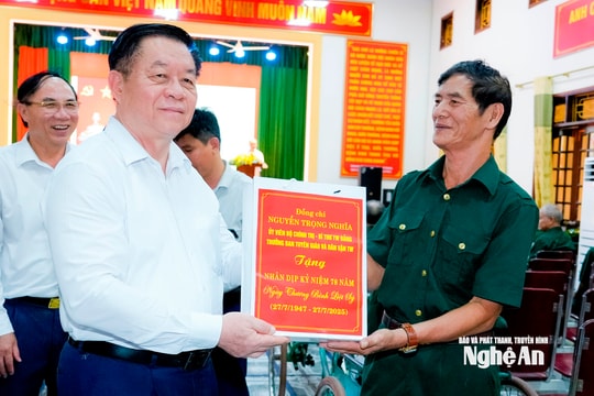 Trưởng ban Tuyên giáo và Dân vận Trung ương thăm, tặng quà thương, bệnh binh tại Trung tâm Điều dưỡng Thương binh Nghệ An