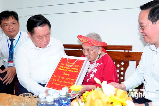 Trưởng ban Tuyên giáo và Dân vận Trung ương tặng quà Mẹ Việt Nam anh hùng và thăm Trung tâm phục vụ hành chính công phường Cửa Lò