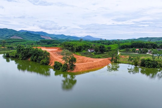 Lợi dụng giai đoạn sáp nhập xã để lấn chiếm hồ thủy lợi Cửa Ông xây dựng trại nuôi lợn