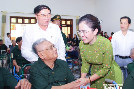 Đồng chí Võ Thị Minh Sinh viếng các Anh hùng liệt sĩ và tặng quà người có công ở Nghệ An