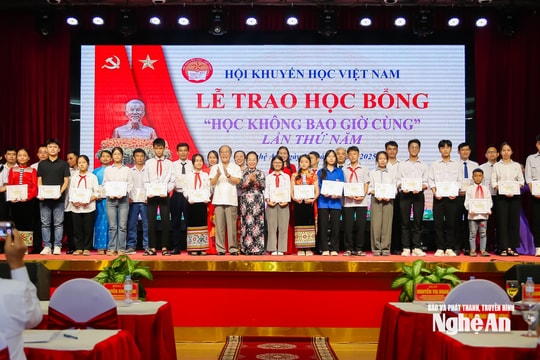 233 tấm gương học tập, sáng tạo được nhận học bổng 'Học không bao giờ cùng' của Hội Khuyến học Việt Nam
