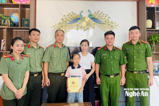 Công an tỉnh Nghệ An thăm hỏi, tặng quà thân nhân liệt sĩ Sầm Quốc Nghĩa