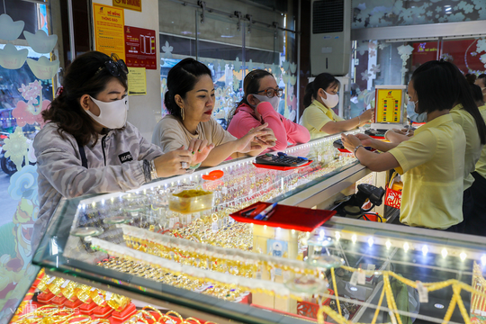 Giá vàng chốt ngày 18/7/2025: Giá vàng trong nước và thế giới tăng mạnh trở lại gần 1 triệu đồng