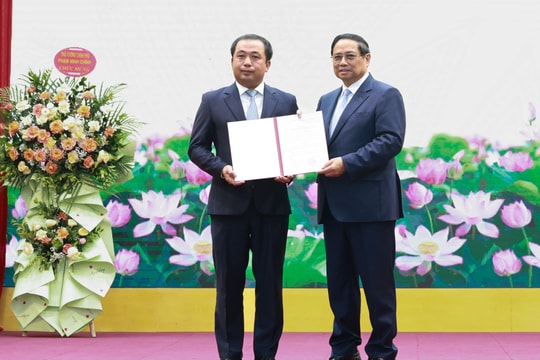 Thủ tướng Phạm Minh Chính trao Quyết định giao quyền Bộ trưởng Bộ Nông nghiệp và Môi trường