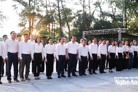 Đoàn công tác Văn phòng UBND tỉnh Nghệ An dâng hương tưởng niệm các Anh hùng liệt sĩ tại Quảng Trị