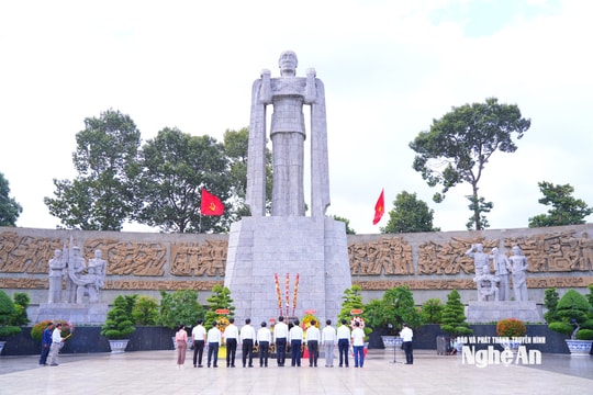 Đoàn công tác tỉnh Nghệ An dâng hương, dâng hoa tưởng niệm các Anh hùng liệt sĩ tại Thành phố Hồ Chí Minh