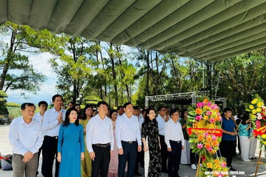 Ban Tuyên giáo và Dân vận Tỉnh ủy dâng hương, dâng hoa tưởng niệm các Anh hùng liệt sĩ