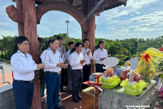 Ban Tổ chức Tỉnh ủy dâng hương tưởng niệm các Anh hùng liệt sĩ