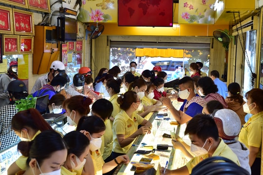 Giá vàng hôm nay 20/7/2025: Giá vàng trong nước và thế giới giữ vững trên mốc 3.300 USD bất chấp nhiều áp lực