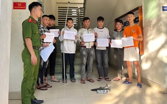 Nhóm thanh, thiếu niên mang hung khí hành hung người đi đường