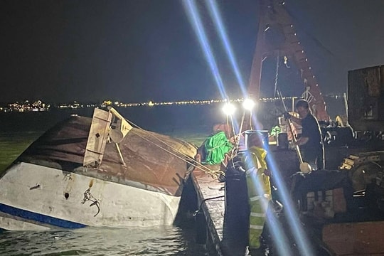 Cập nhật vụ lật tàu ở Quảng Ninh: Tàu Vịnh Xanh 58 được lật lại