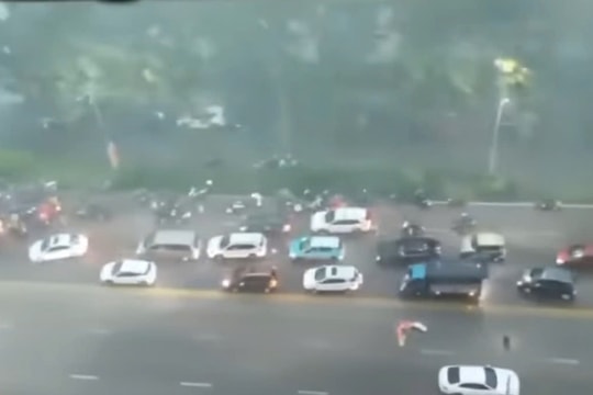 Gặp mưa giông, gió lớn khi đang lái ô tô: Làm gì để giữ an toàn?