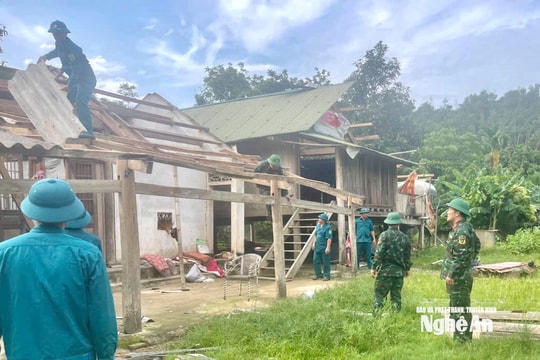 Cán bộ, chiến sĩ Ban chỉ huy Phòng thủ khu vực 3 - Quỳ Châu giúp dân khắc phục hậu quả giông lốc