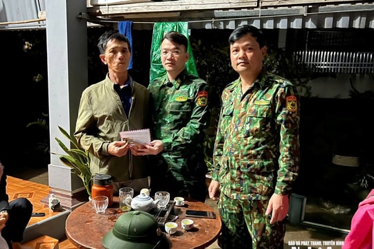 Gặp giông lốc trong đêm, 4 ngư dân Nghệ An may mắn thoát chết sau nhiều giờ trôi dạt trên biển