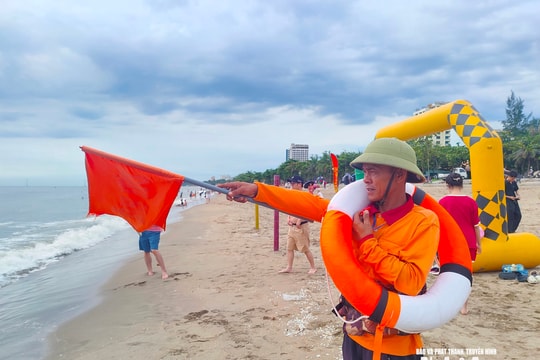 Lực lượng cứu hộ phường Cửa Lò túc trực 24/24h để giám sát, và đưa ra nhiều khuyến cáo nhằm bảo đảm an toàn cho du khách