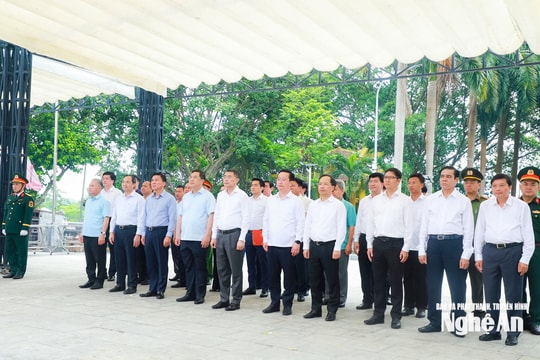 Trưởng ban Tổ chức Trung ương Lê Minh Hưng dâng hương tưởng niệm các Anh hùng liệt sĩ tại Nghệ An