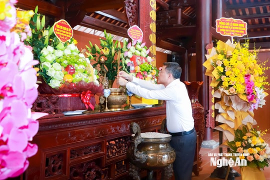 Trưởng ban Tổ chức Trung ương Lê Minh Hưng dâng hương tại Khu lưu niệm Tổng Bí thư Lê Hồng Phong