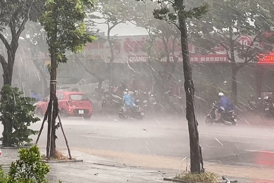 Thời tiết hôm nay 21/7/2025: Mưa lớn kéo dài đến hết ngày 23/7, nguy cơ ngập úng và sạt lở